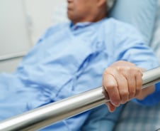 '살 썩는' 욕창, 도넛 베개·마사지 효과 없어…가장 중요한 예방법은?