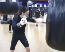 프로복서가 '부캐'인 女의사 "울면서 운동…미숙아들도 포기 안해"