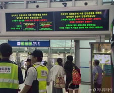 [르포] 164분, 133분 '지연 또 지연'…물폭탄에 기차역서 발 묶인 승객들