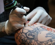 "불법이잖아!" 협박에 끙끙…문신 1600만 시대, 시술자는 여전히 '범법자'