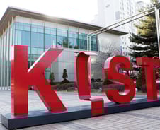 [단독] 55년만에 답례..'포항제철 초안 마련' KIST에 포스코 10억 쾌척