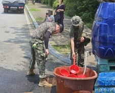 [르포]"아유, 밖에 10분만 서 있어봐유"…폭염에 더뎌지는 수해복구
