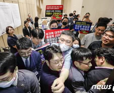 '의대 증원' 합의했다가 심판대 오른 의협 집행부…13만 의사들 '균열'