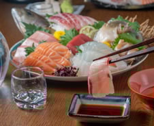 간 나쁜 중년男, 여름철 회·생굴 먹다간…치사율 50% '이 병' 경고