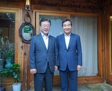 [단독]"분위기 좋았다" 이재명·이낙연, 장수막걸리 2병 기울여