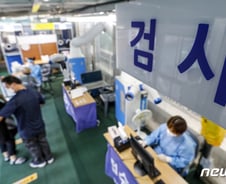 확진 5만 육박하는데 위험도 '낮음'…"국민 설득하라" 전문가 조언