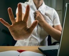 성희롱·폭언 멈출까…요양보호사, '녹음기' 들고 환자 집에