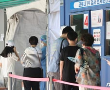 왜 하필 지금?…방역 대전환 앞두고 '확진 5만명' 재유행 어쩌나