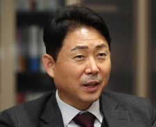 16년만에 "굿바이 코스닥" 오스템임플, '2036년 매출 10조' 달린다