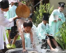 "엎드리면 촤악~" 상반신 등목, '이 질환' 있을 땐 위험해요