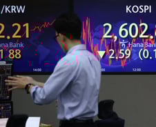 美 신용등급 여파 지속..코스피, 2600선은 지켰지만