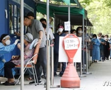 "검사·치료비 중단 말길"…하루 확진 7만명 전망에 우려 목소리