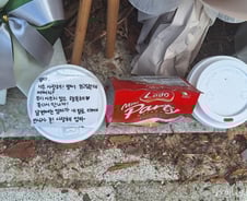 [르포]"엄마, 벌써 보고 싶은데"…서현역 국화 사이 붙은 쪽지