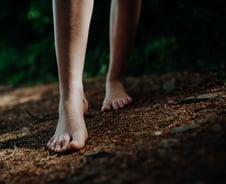 "어? 다 신발 벗었네"…혈압에 좋다는 '맨발 걷기' 이런 사람에겐 '독'