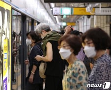 마스크 쓰면 '의심의 눈길'…'묻지마 범죄' 공포, 팬데믹 부채질하나