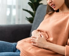 배 아프고 화장실 들락날락…자궁근종 환자 60%가 경험하는 이 증상