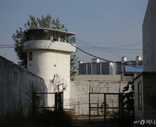 매맞고 소송당하는 교도관…교도소에서도 재소자는 '상전'