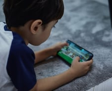 스마트폰 달고 사는 아이, 뚱뚱하고 '까칠'…이유 있었다