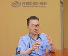 "하루 확진 6만, 그래도 방역 풀어야"…감염병 전문가의 소신 발언