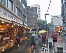 잼버리 반짝 특수 상인들 "몇천원짜리 사가도 떠난다니 아쉬워"