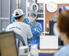 코로나 증가세 한풀 꺾였지만…'방역 대전환' 1주 더 검토