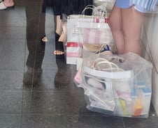 [르포]가게엔 전부 중국말만…'양손 가득 쇼핑백' 그들이 몰려온다