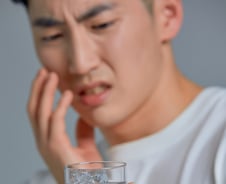 찬물 마시면 '깜짝깜짝' 시린 이 그냥 뒀는데…어, 갑자기 왜 이러지?