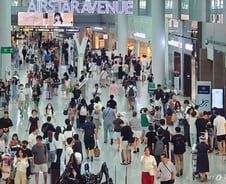 코로나19 확산세 둔화…감염병 등급 하향, 1주 더 검토