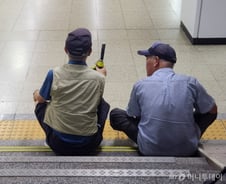 "더워서 왔지" 지하철역 노인들 털썩…서울 무더위쉼터 4133곳인데, 왜?