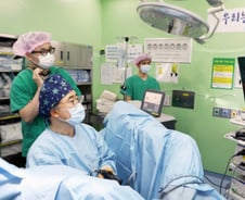 실로 묶고 스팀 쏘고…커진 전립선, 안전하게 줄이는 신의료기술 '눈길'