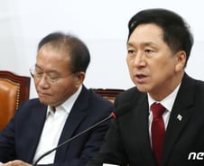 與 "尹대통령, 한미일 정상회의 참석…韓 글로벌 중추국 됐다는 것"