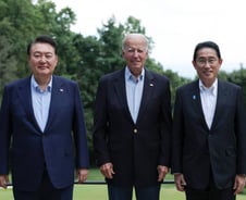 바이든 美 대통령 "트럼프 외교가 미국을 약화…한미일 동맹강화"