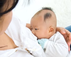 모유 먹여 아이 키웠더니 "아고, 무릎이야"…골관절염 위험 커진다