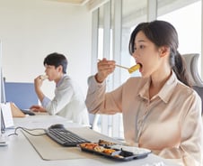 정규직은 비만, 비정규직은 고혈압에 '이 병' 생길 위험 더 높아