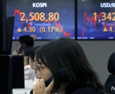 7일 만에 웃은 코스피…환율은 9개월 만에 최고치