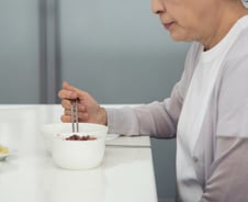 밥 삼키기 힘들다?…폐렴 유발해 사망 부르는 무서운 '이 병'