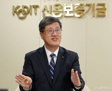 정책 담당자에서 집행기관인 신보 영업사원 1호로 나섰다