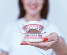 부쩍 많아진 중년 치아교정…"'이것' 먼저 안하면 효과 없어"