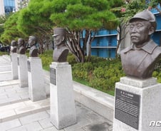 [단독]김좌진 흉상 등 4명은 '유지'…홍범도 장군만 옮긴다