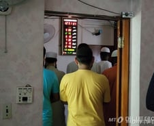 이슬람 기도실 앞 '돼지머리'…"사원 건립 안 돼" 긴 싸움 이유는