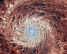 이렇게 신비롭다니!…2700만광년 떨어진 '소용돌이 은하' 찍혔다[우주다방]