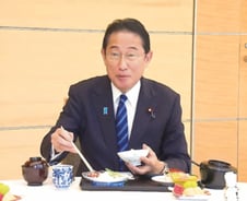 [더영상] "씹는 맛 달라" 日총리 후쿠시마 '회 먹방'…공중에 나타난 '거대 얼룩뱀'