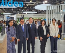 [단독]中대사관·UN사무국도 유럽 공략…중국 IFA 전시관 찾아 '극찬'