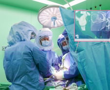 너덜너덜한 어깨 힘줄, 꿰매지 않고 인공관절 끼우는 新 치료법 '눈길'