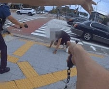 [더영상]"칼 버려!" 권총 꺼낸 경찰…5층서 中여아 '대롱대롱' 아찔 상황