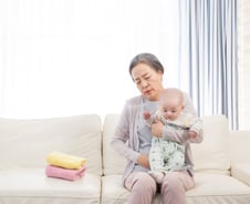 물건 자주 떨어뜨리고 손목 '찌릿'…맞벌이 딸 돕다 얻은 '손주병'