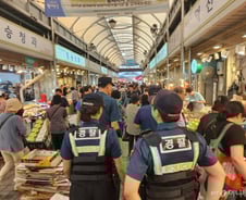 '이것' 하니 치안 불안 사라졌다…상인도 시민도 안심하게 된 이유는