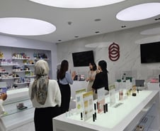 "1400만개 팔린 국민세럼"…히잡 쓴 여성들 韓화장품에 '푹'[르포]