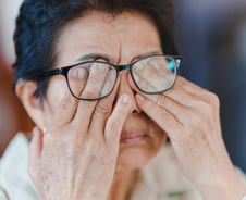 "눈 뻑뻑해" 비볐다가 시력 뚝뚝…안과 10명 중 2명은 '돌' 쌓인 이 환자