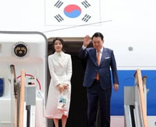 김건희 여사가 든 '에코백' 위 문구 정체…'바이바이 OOOO' 무엇?